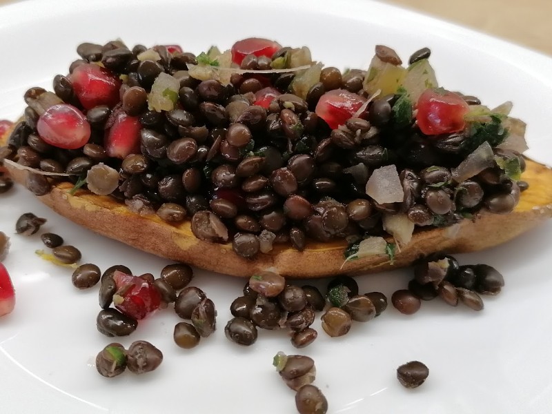 Feketelencse-saláta, sült édesburgonya szeletekkel