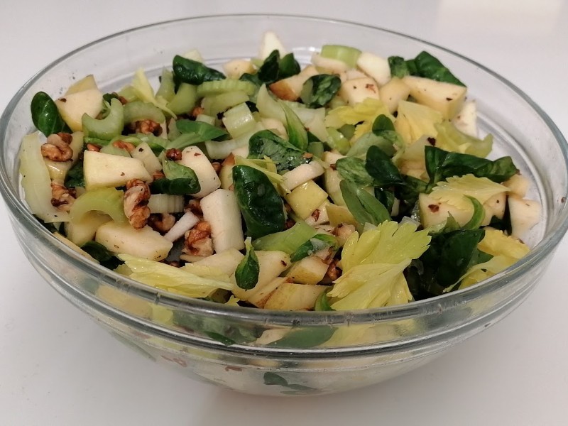 Almás zellersaláta roppanós dióval
