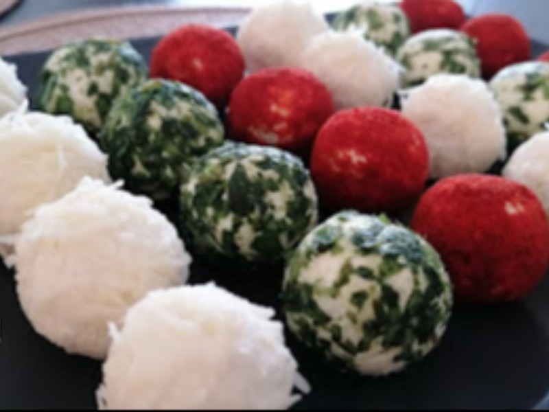 Színes sajtos golyók