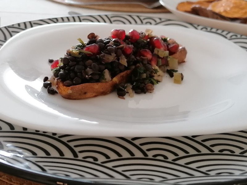 Feketelencse-saláta, sült édesburgonya szeletekkel