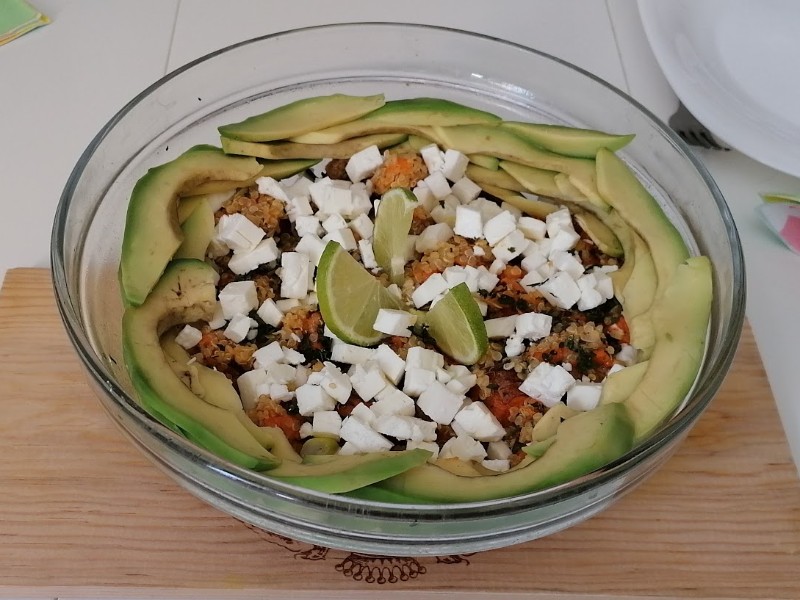 Pirított édesburgonya-quinoa saláta kecskesajttal és avokádóval