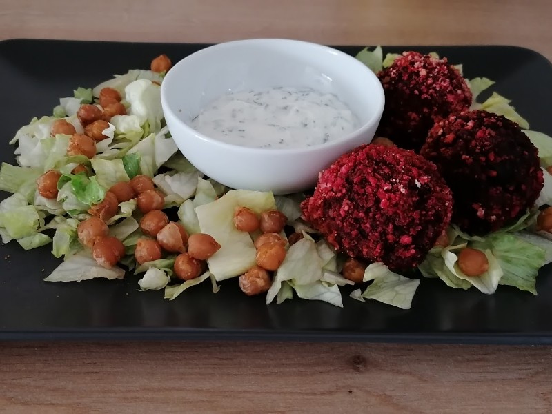 Céklaropogós pikáns mártogatóssal és csicseris zöldsalátával