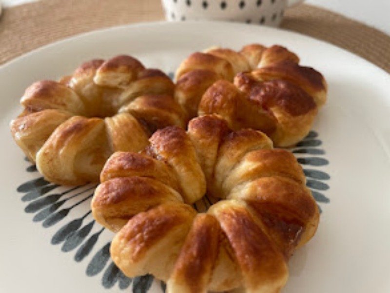 Fahéjas almakarika leveles tésztába tekerve