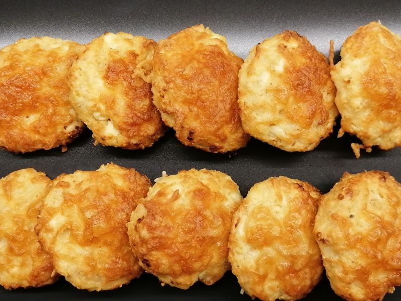 Zabpelyhes-túrós pogácsa