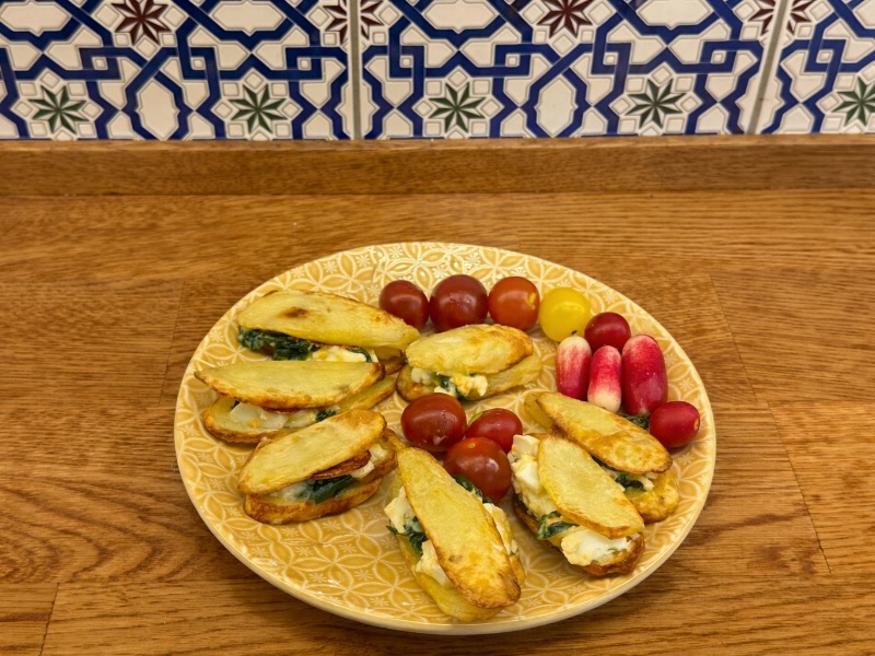 Krumpli-szendvicsfalatok medvehagymás tojáskrémmel, mozzarellával